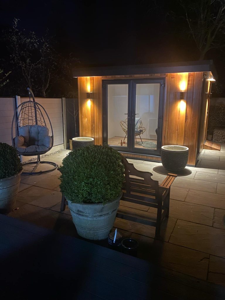 att.gfksvK9_Q4_RBRIkhWXb1m76_cfMxvxZ3tGKcqcgLNA outside garden room at night